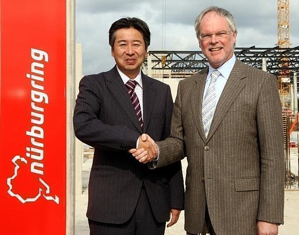 Satoshi Miura, Geschäftsführer Yokohama Europe GmbH und Dr. Walter Kafitz, Hauptgeschäftsführer der Nürburgring GmbH. Foto: Auto-Reporter/Nürburgring GmbH